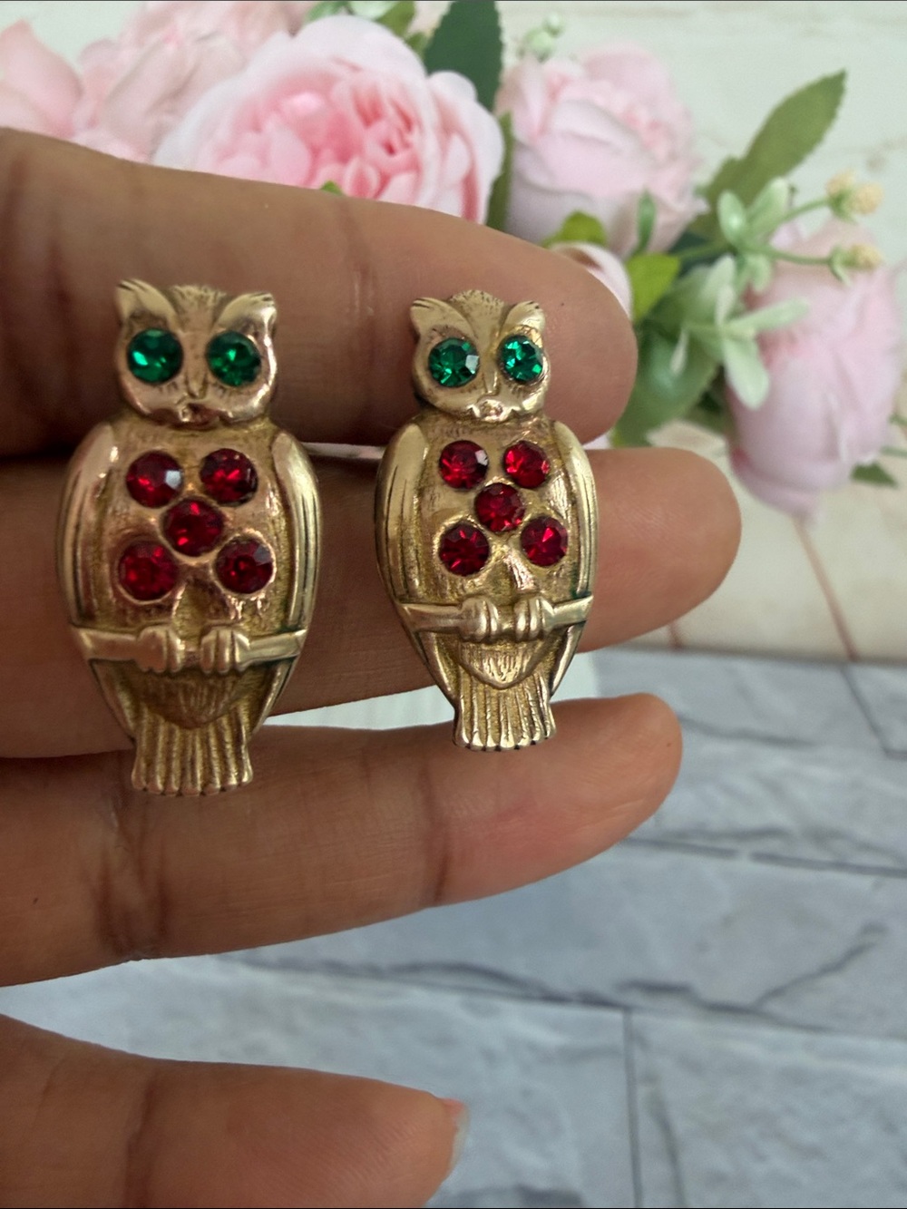 RARE FIND vintage owl screw back earrings gold toned 1950’s